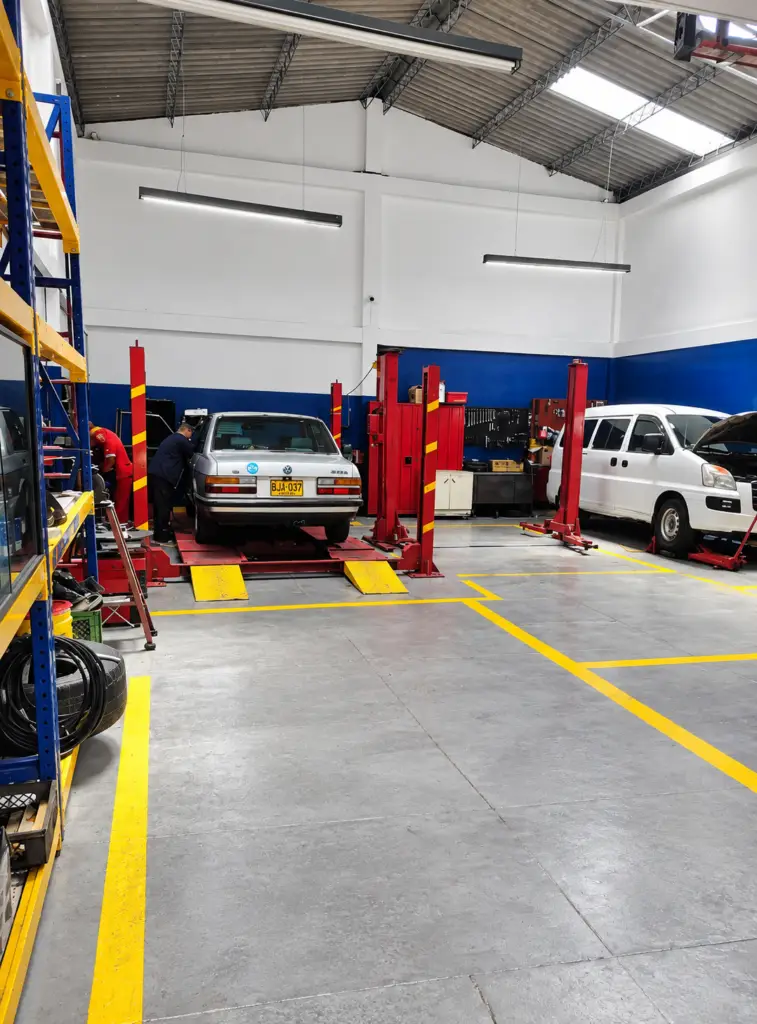 Carros en los elevadores del taller Tecnicentro Aviad en Suba